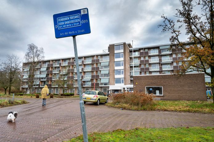 De bewoners mogen hun tijdelijk huurcontract uitdienen. Daarna moeten ze verhuizen, omdat wonen in de Paasbergflat illegaal is, aldus de gemeente Arnhem.