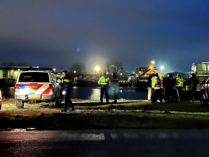 Politie doet onderzoek naar de overleden persoon die in het water ligt