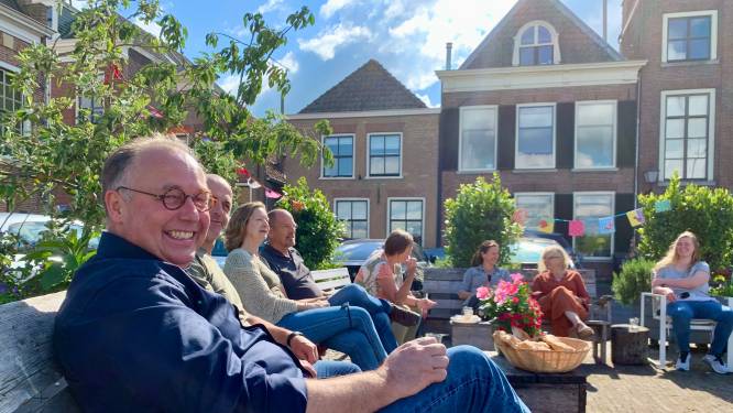 Op een buurtfeestje in Ameide borrelen met ‘Napoleon’