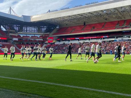 PSV-fans draaien op open training warm voor titelfeest, Hans van Breukelen reikt schaal uit