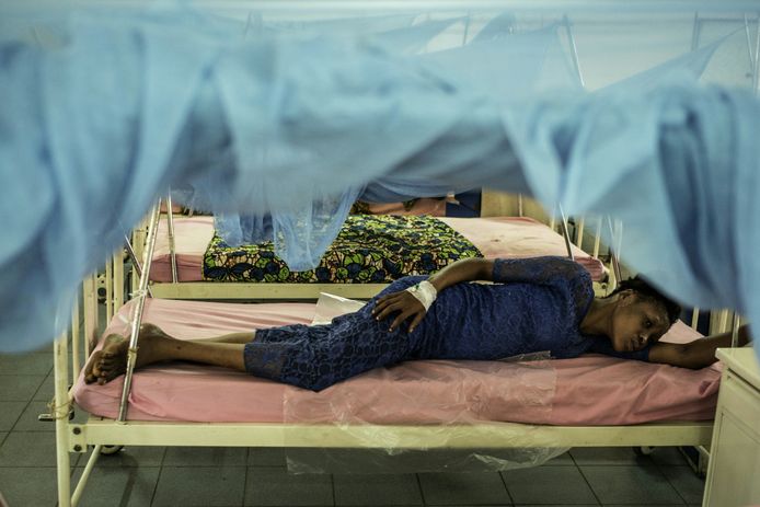 Een jonge zwangere vrouw ligt op een ziekenhuisbed in Freetown, Sierra Leone. Archiefbeeld.