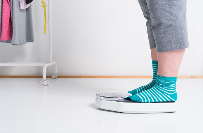 Iemand op een weegschaal. Foto ter illustratie.