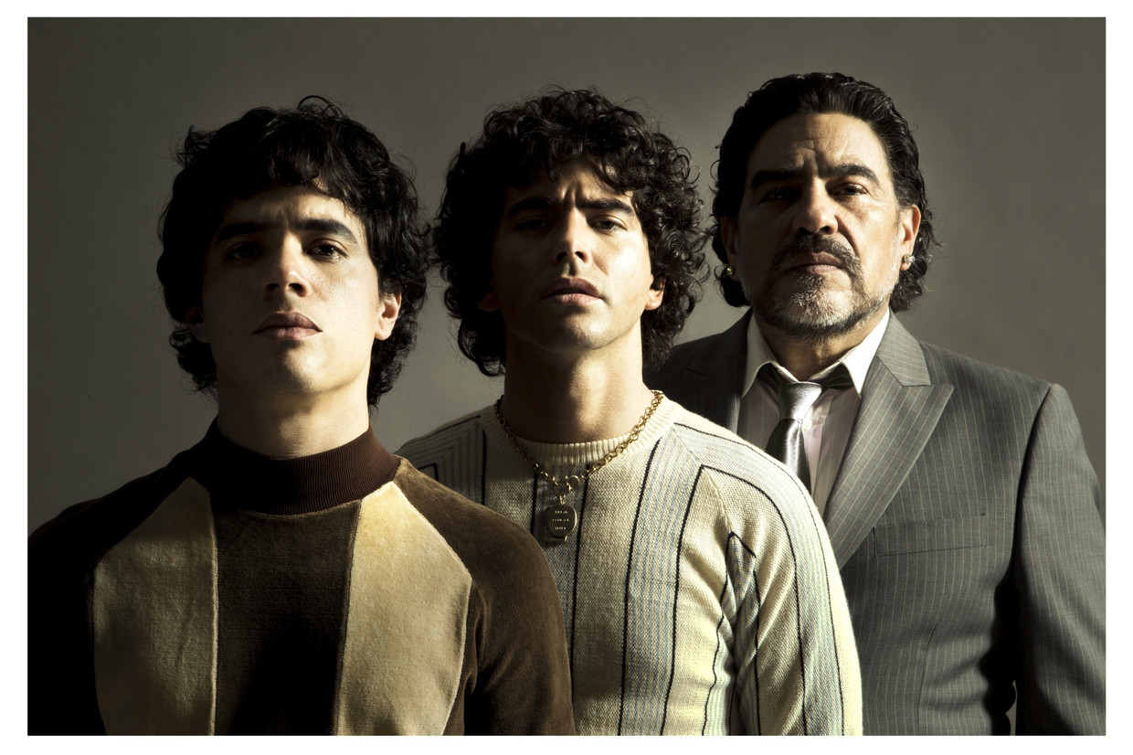 Drie acteurs spelen Maradona na in in diverse fases van zijn carrière. Beeld Prime Video