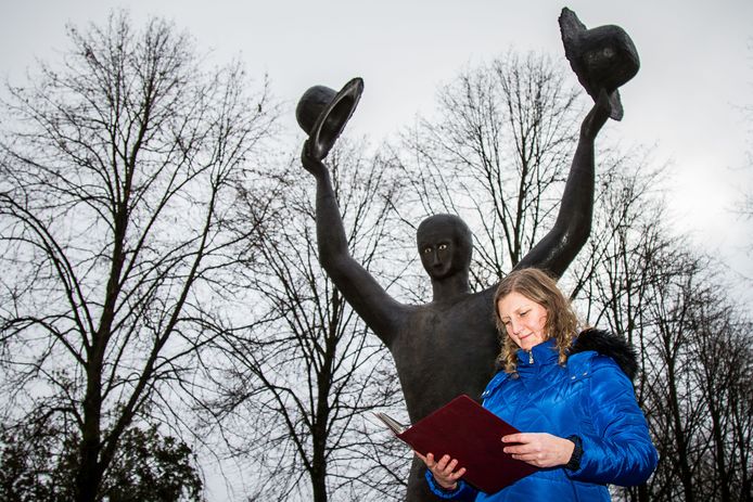 Judith Bartel-van Beckhoven bij het Nationaal Canadees Bevrijdingsmonument aan de Loolaan in Apeldoorn.