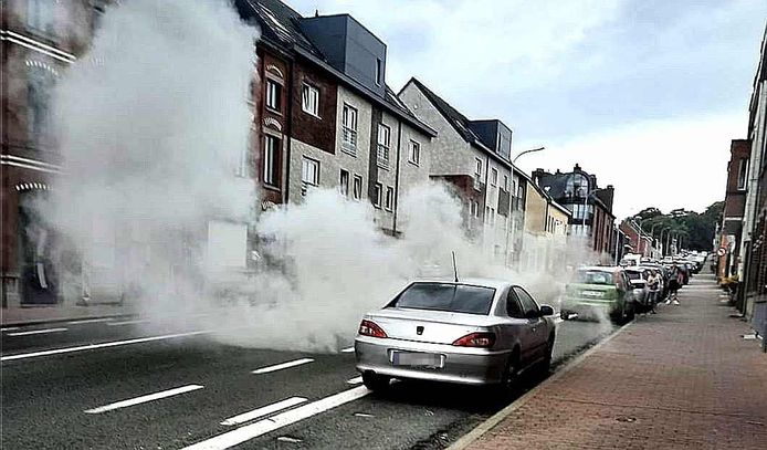 Auto in brand in de Kruisstraat in Ronse | Ronse | hln.be
