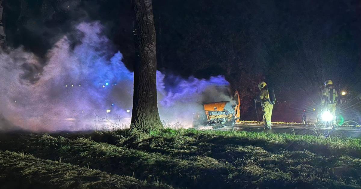 Ernstig ongeval in Uden: auto vliegt in brand na frontale botsing.