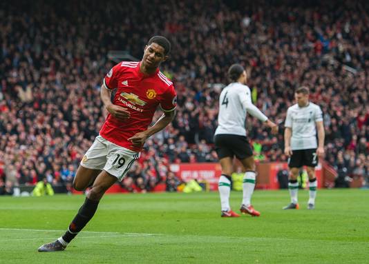 Marcus Rashford juicht na een van zijn goals, op de achtergrond baalt Virgil van Dijk.