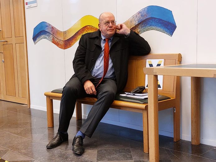 Fred Teeven wacht tot de rechtszaak waarin hij als getuige wordt gehoord weer verder gaat.