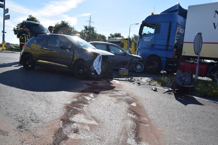 In Almelo is er een persoon gewond geraakt door een ongeluk met twee auto's en een vrachtwagen.