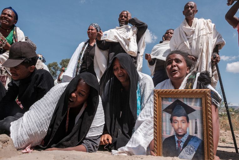 Mensen uit de plaats Wukro in Tigray herdenken 81 slachtoffers  van Eritrese en Ethiopische troepen die zijn begraven in een massagraf begin maart. 
 Beeld AFP