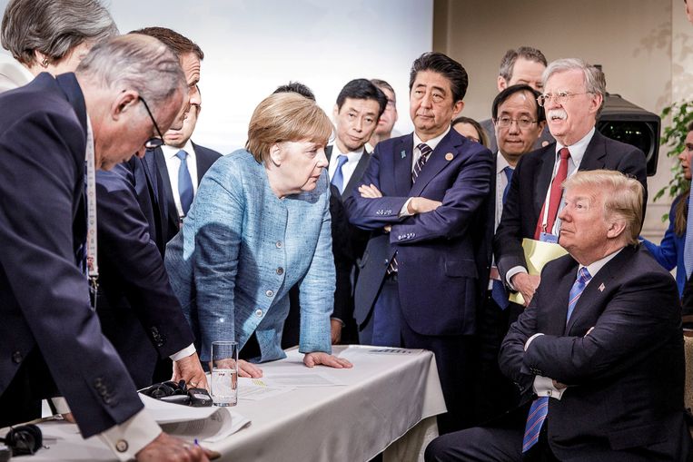 Wereldleiders (met middenin Merkel) praten op Trump in tijdens de G7, in juni in Canada. Beeld REUTERS
