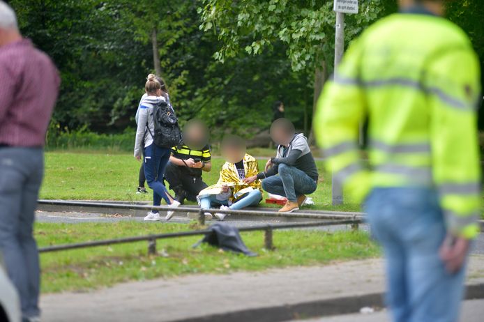 Een agent neemt een verklaring op van een van de betrokkenen