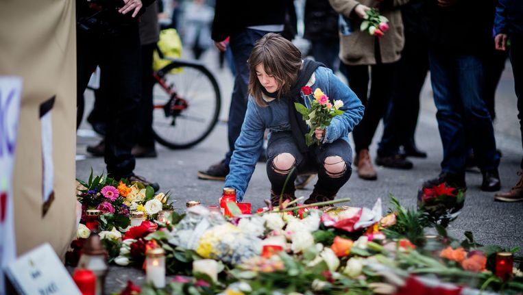 Bloemen op het plein bij de Gedächtniskirche in Berlijn. Beeld Photo News