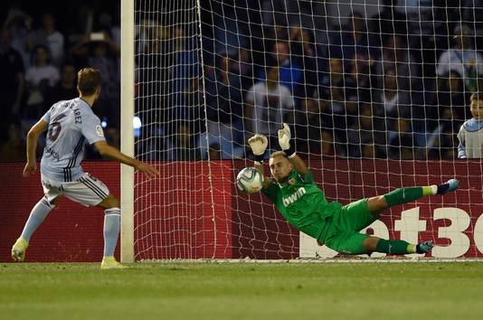 Jasper Cillessen stopt de penalty van Denis Suarez.
