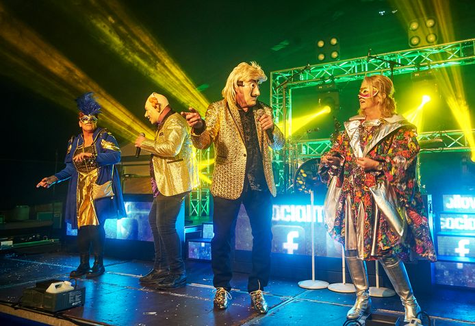 Trouwe Mondag in Thekes te Herpen, mmet masked singers Bert van de Rijt en Gertjan Jansen.