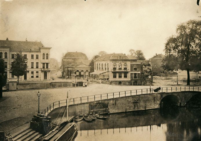 Foto van Emanuel Aron van Blitz uit 1870, met zicht op onder meer Smakkelaarsbrug, Catharijnebrug en Bierhuis De Hoop.