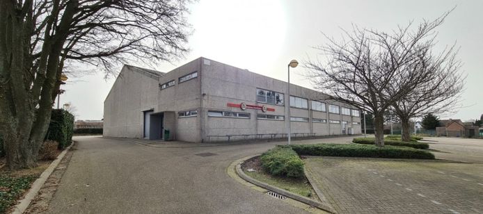 De grijze sporthal maakt plaats voor groen.