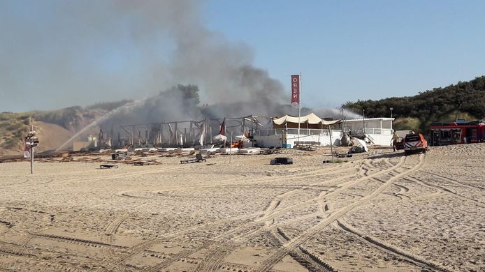 De strandtent brandt volledig af.