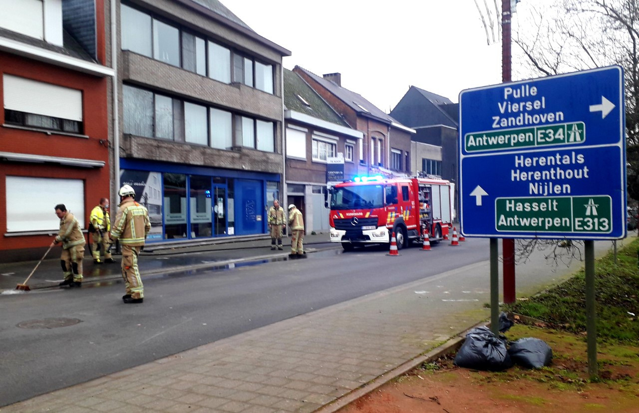 De brandweer kwam ter plaatse aan het Astridplein om alles op te ruimen