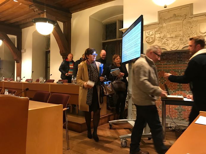 De oppositie verlaat de gemeenteraad.