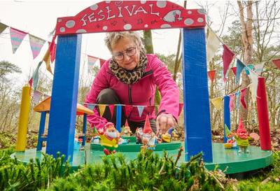 Het hele dorp in de ban van blije kabouters: truitjes breien, schilderen en huisjes timmeren