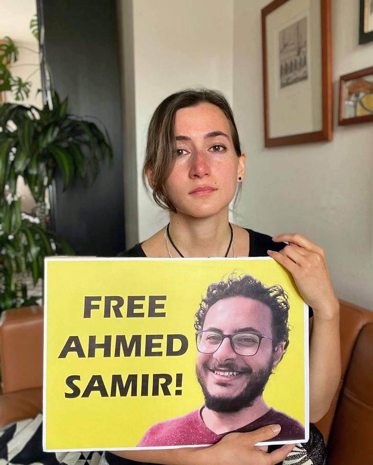 Souheila met een foto van Ahmed Beeld rv