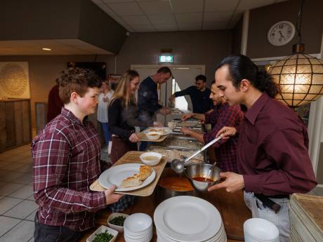 Groep vluchtelingen kan vier maanden langer in hotel langs de N50 bij Kampen blijven: ‘Langer niet’