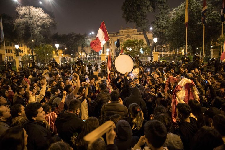 Aanhangers van president Vizcarra protesteren voor het parlementsgebouw in Lima. Beeld AP