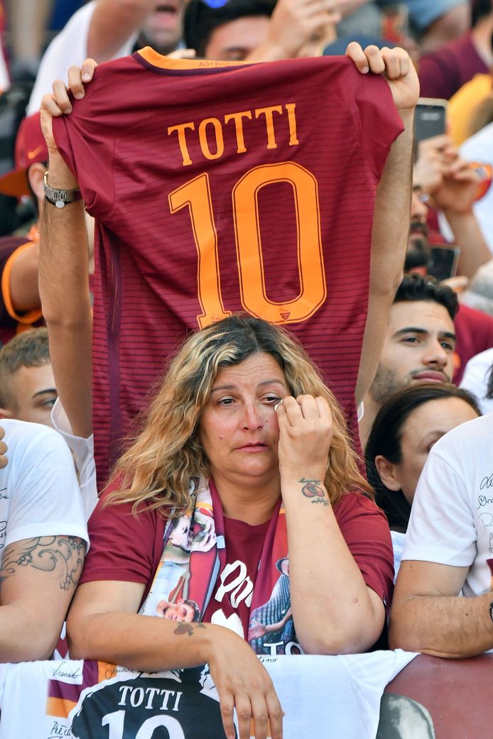 28 mei: Tranen bij de AS Roma-fans tijdens het afscheid van Francesco Totti.