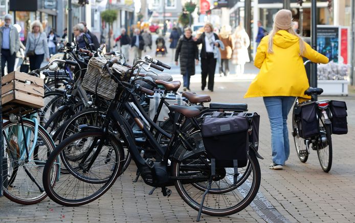 Fietsen op straat in de Gorcumse binnenstad.
