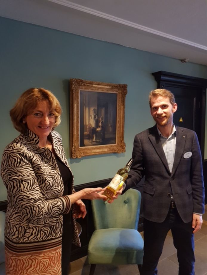 Barbara Fransen ontvangt de eerste fles uit handen van sommelier Jan Ansink.