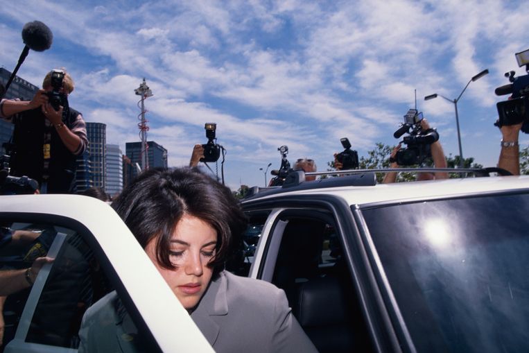 Monica Lewinsky op weg naar het hoofdkwartier van de FBI.   Beeld Getty Images