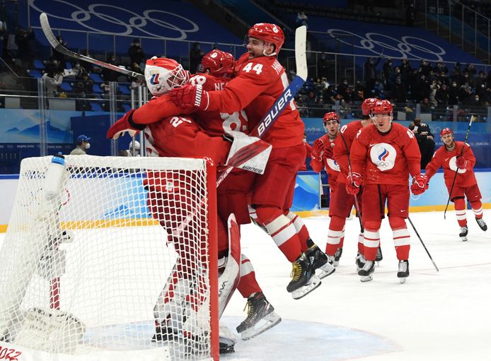 De Russische ijshockeyers vieren feest.