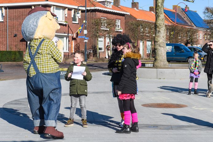 Carnavalsvossenspeurtocht voor kinderen in centrum De May. Sofie (11 jaar) en Joris (8 jaar) denken na tijdens de speurtocht.