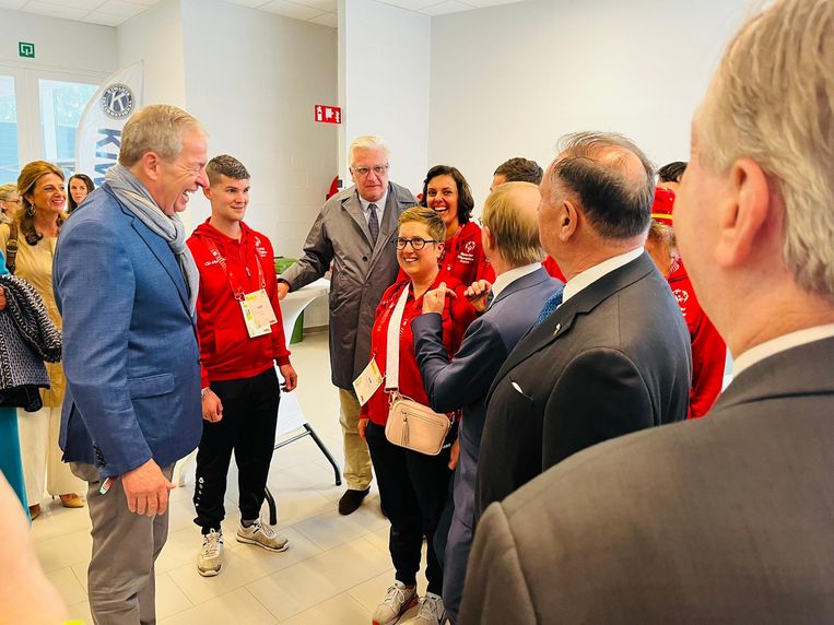 Immeke Deckers (midden) ontvangt vips op de Special Olympics. ‘Soms moet ik huilen als ik eraan denk dat ik gewoon normaal wil zijn.’ Beeld Special Olympics Belgium