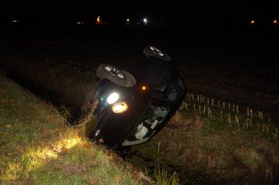 Auto raakt van de weg en belandt dwars over sloot in Elshout