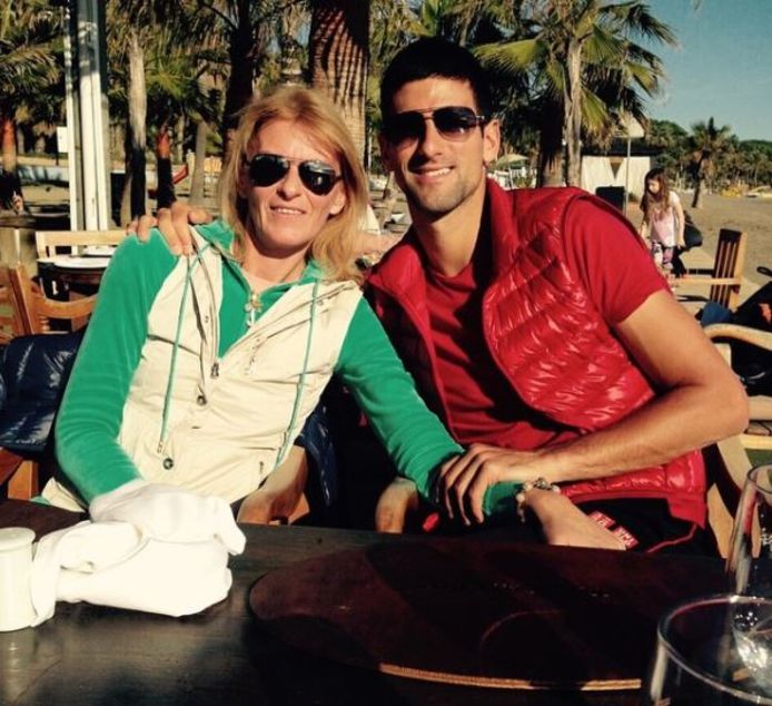 Djokovic compleet gek verklaard na theorie over water, moeder Dijana