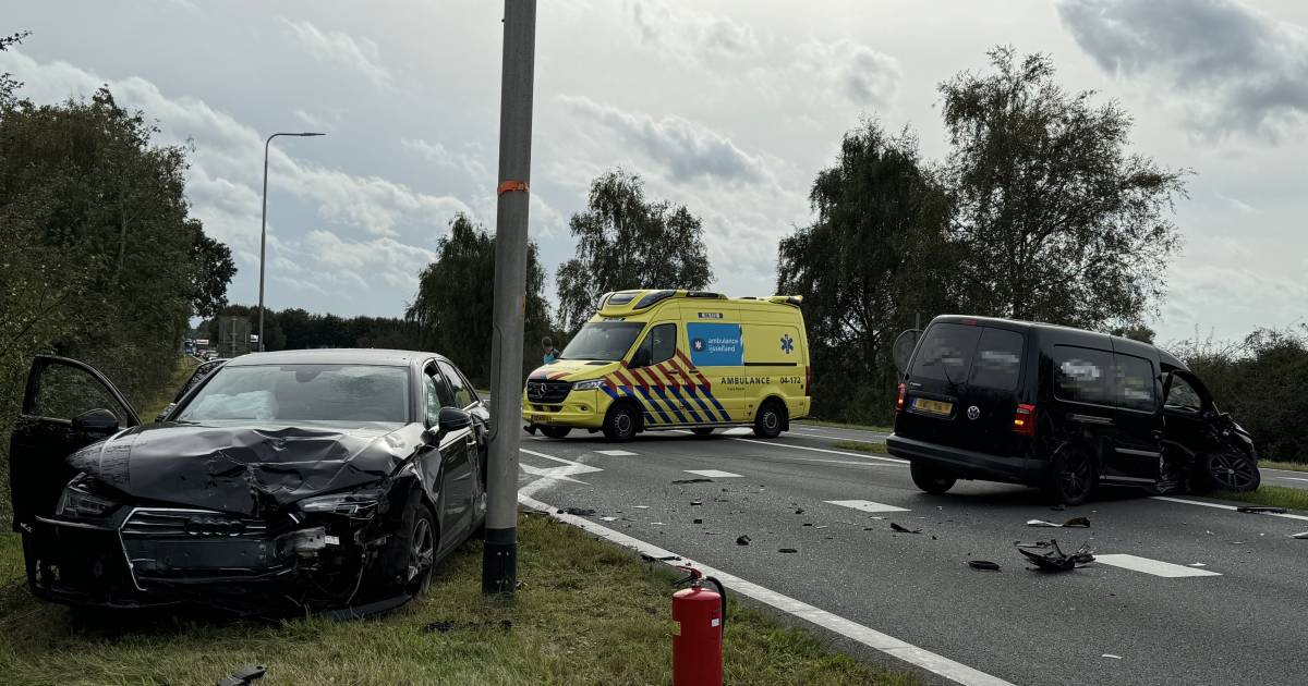 Harde botsing op N332 bij Holten: weg dicht van A1 tot Laren.
