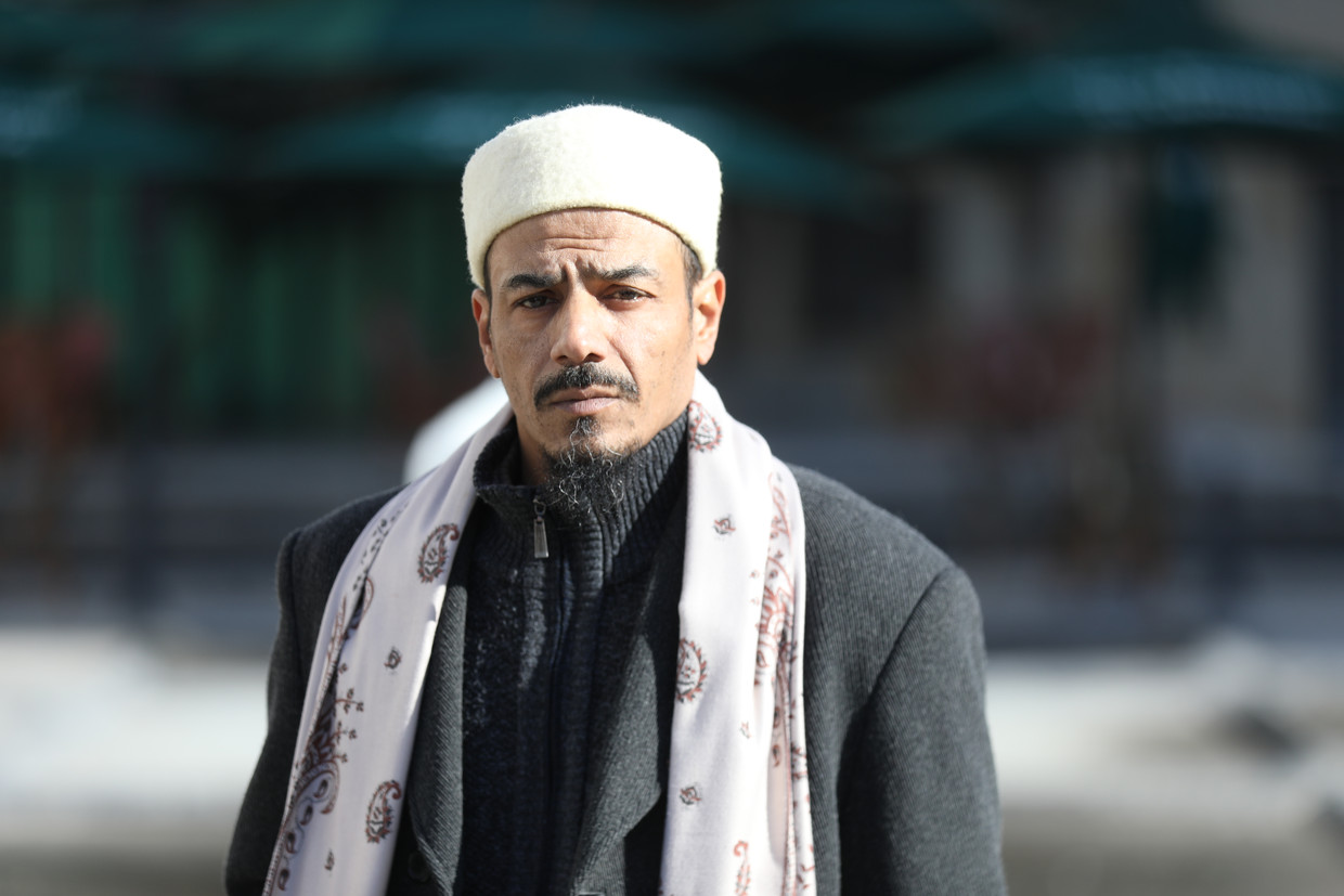 Imam Karim Cheniba: ‘In moskeeën lopen een soort spionnen rond’.