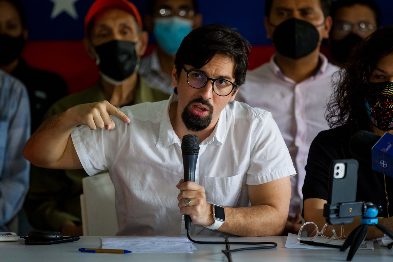 Freddy Guevara, een bondgenoot van de Venezolaanse oppositieleider Juan Guiadó die onlangs werd vrijgelaten door het regime, spreekt tijdens een persconferentie in Caracas.