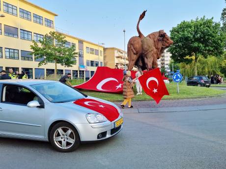 Man is helemaal klaar met feestvierende Turken bij rotonde De Stier: hij bekogelt ze met spullen