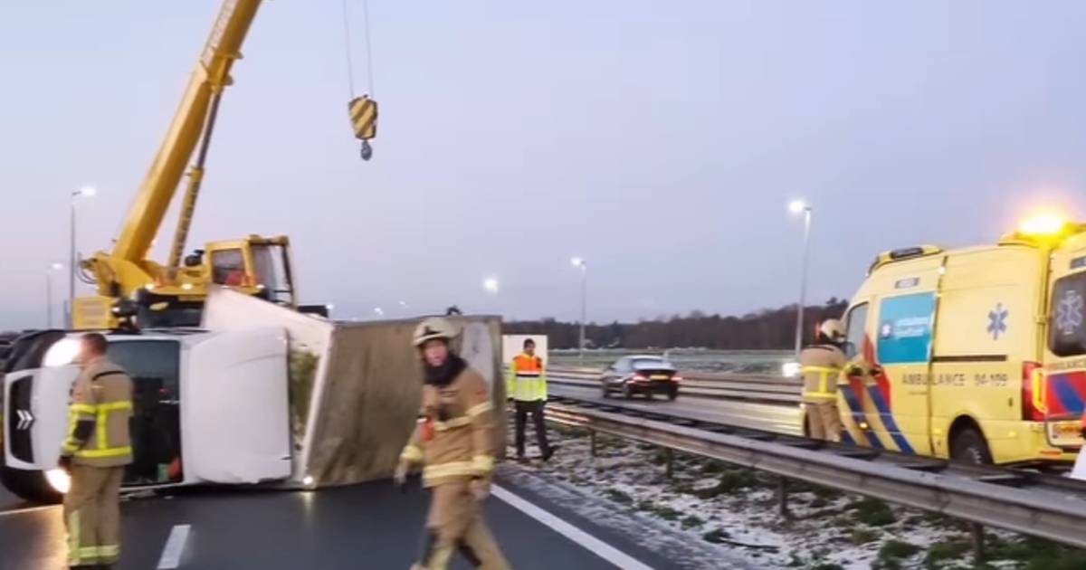 Gekantelde vrachtwagen veroorzaakt lange files op A28.