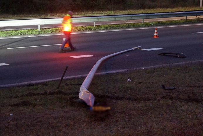 Een auto ramde een lantaarnpaal en belandde in de sloot in Kaatsheuvel.