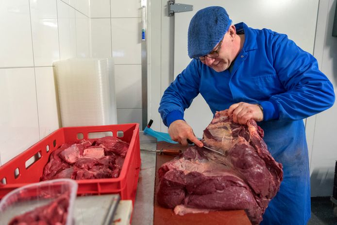 Marcel Vuurman verwerkt een groot stuk rund tot hacheevlees in zijn bedrijfshal in Esch.