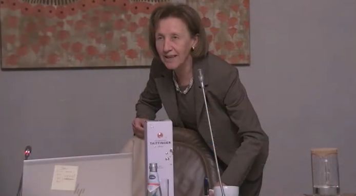 Algemeen directeur Carine Coppens deelt cadeautjes uit tijdens haar afscheid op de gemeenteraad.