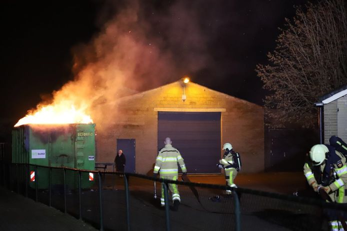 De groene papiercontainer stond in de brand aan de Trekvaart in IJsselmuiden.