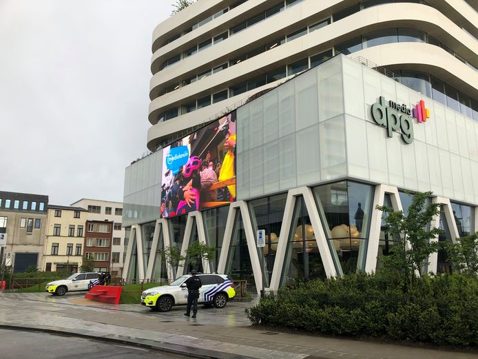 De politie zal het gebouw nog de rest van de avond bewaken.