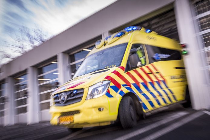 Een ambulance verlaat met hoge snelheid de garage na een melding.