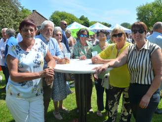 Zomerse ‘Lentedrink’ voor alle inwoners van Ninove aan spiegeltent lokt veel volk