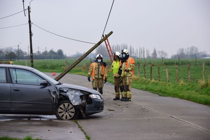 De bestuurder crashte tegen een elektriciteitspaal in de Hogestraat in Werken.